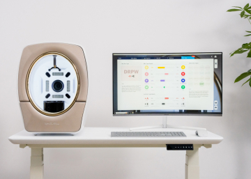 Analiza skóry twarzy urządzeniem Lumiscan podczas konsultacji kosmetologicznej w EmiSkin w Oleśnicy